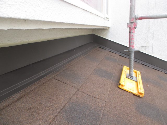 姫路市のカバー工法における棟部・壁際板金施工